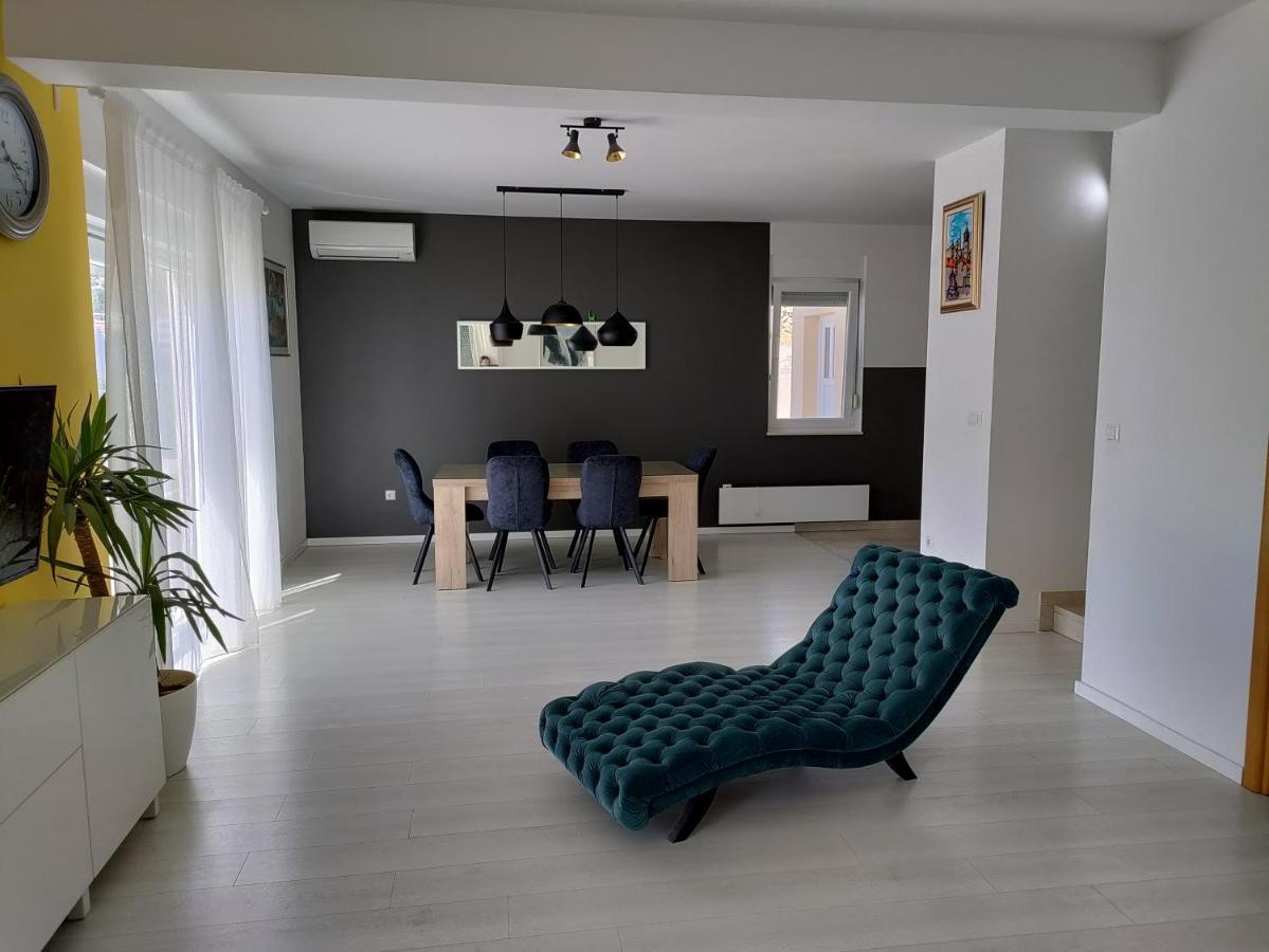 Magi House With Pool Apartment โปดสตรานา ภายนอก รูปภาพ