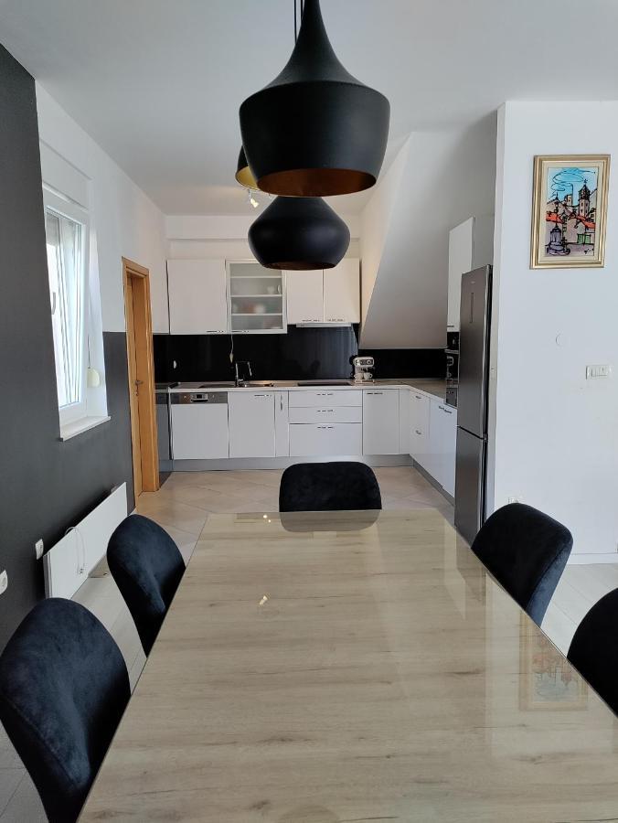 Magi House With Pool Apartment โปดสตรานา ภายนอก รูปภาพ